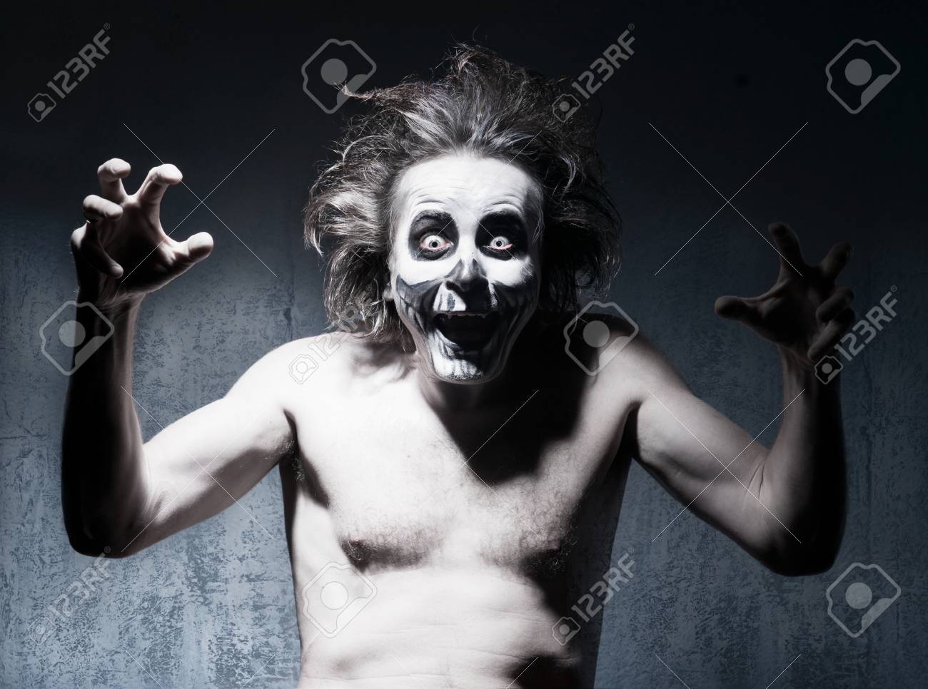 ハロウィーンの怖い幽霊の肖像画 の写真素材 画像素材 Image