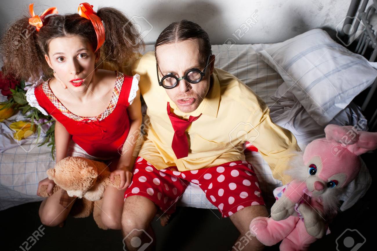 Drôle Couple Assis Sur Le Lit