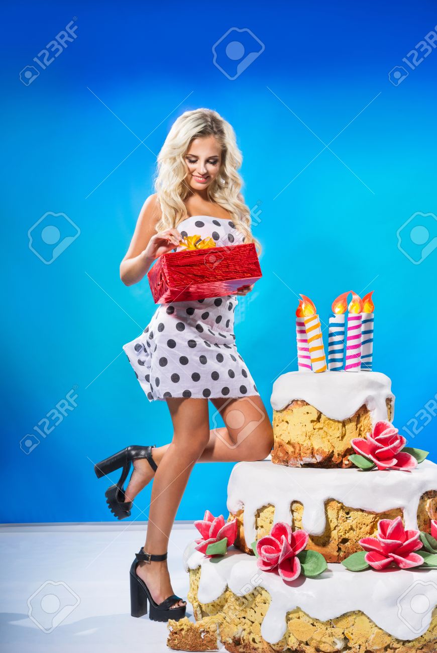 Sexy Chica Está Con El Regalo Cerca De Un Gran Pastel Fotos, retratos,  imágenes y fotografía de archivo libres de derecho. Image 44324835
