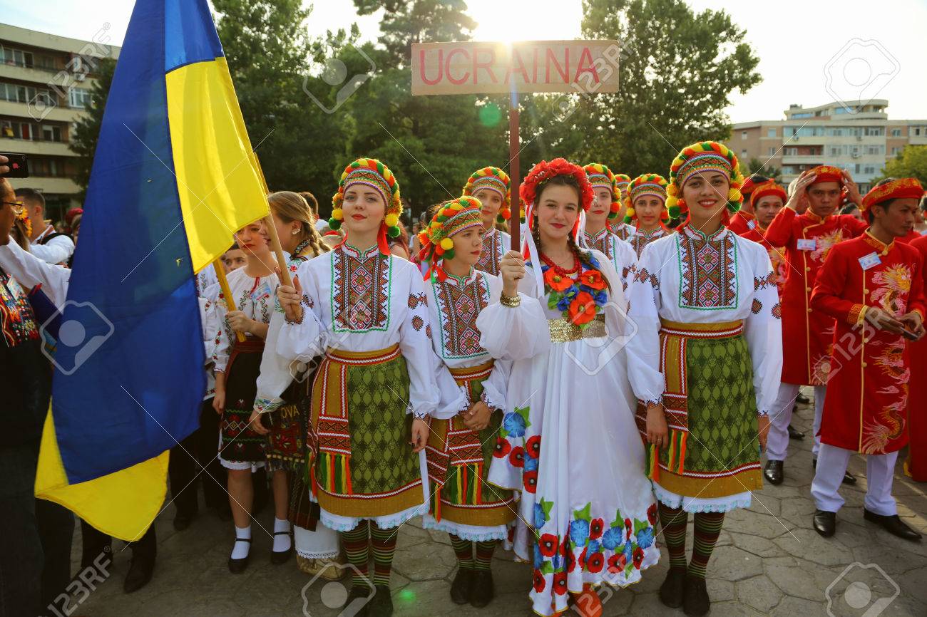 トゥルチャ ルーマニア 8 月 8 日 国際民俗祭子供と青少年 16 年 8 月 8 日トゥルチャ ルーマニアで黄金魚で伝統的な衣装で女の子のウクライナのグループ の写真素材 画像素材 Image