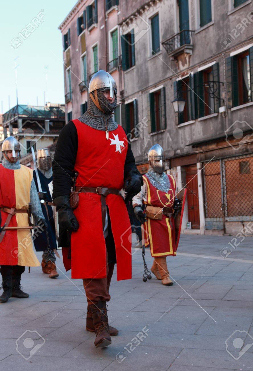 Venise Italie Februray 26th 11 Image D Un Marche De L Armee Du Moyen Age Dans Un Defile Des Personnages A Venise Le Sestiere Castello Au Cours De La Canival Carnaval De Venise Days The Carnevale