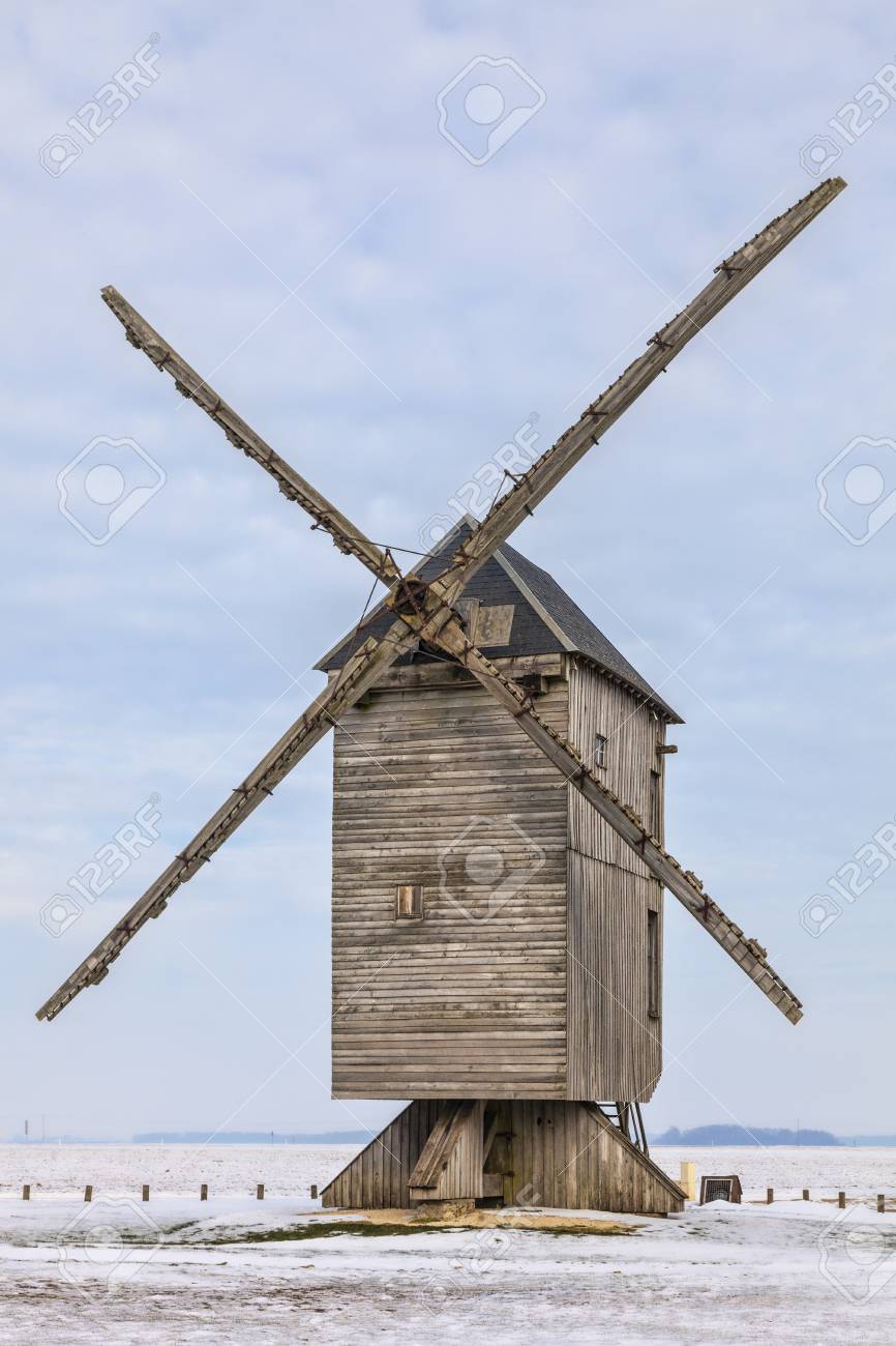 Moulin A Vent Traditionnel En Bois Pendant L Hiver Situe Dans L Eure Et Loir De France Cet Moulin A Vent Est Le Grand Moulin De Ouarville Banque D Images Et Photos Libres De Droits Image