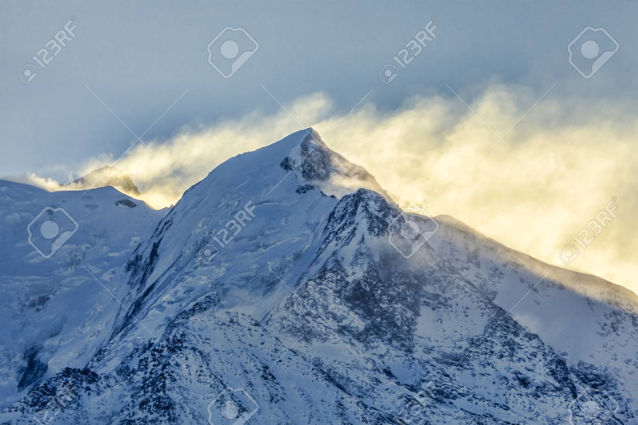Image Rétro éclairée Naturelle Au Lever Du Soleil Sur Le Mont Blanc Le Plus Haut Sommet De La Montagne En Europe Dans Le Premier Plan Vous Pouvez