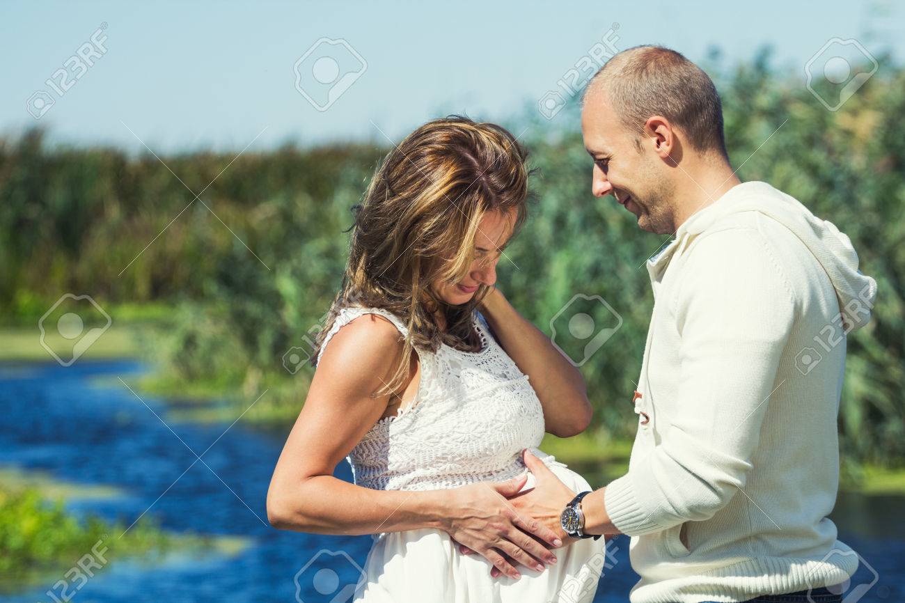 妊娠中の妻の腹に触れる中で 思いやりのある夫 の写真素材 画像素材 Image