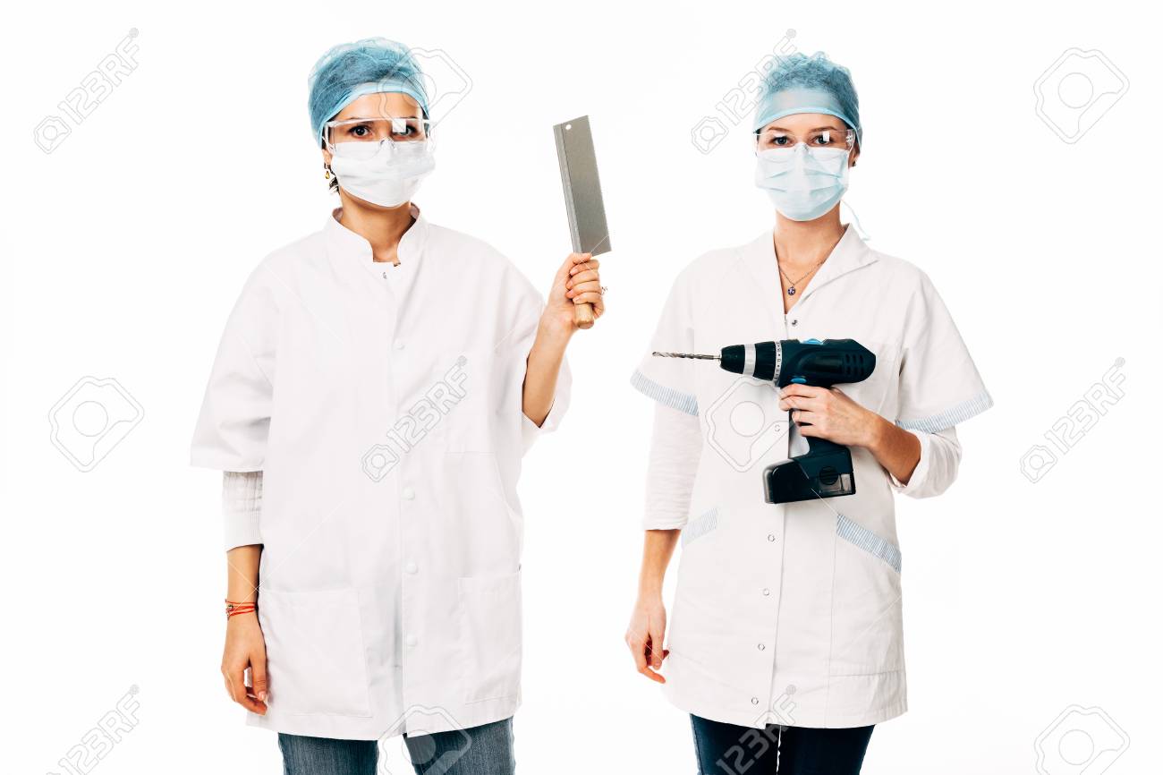 のこぎりや電動ドリルを持って若い女性看護師 の写真素材 画像素材 Image