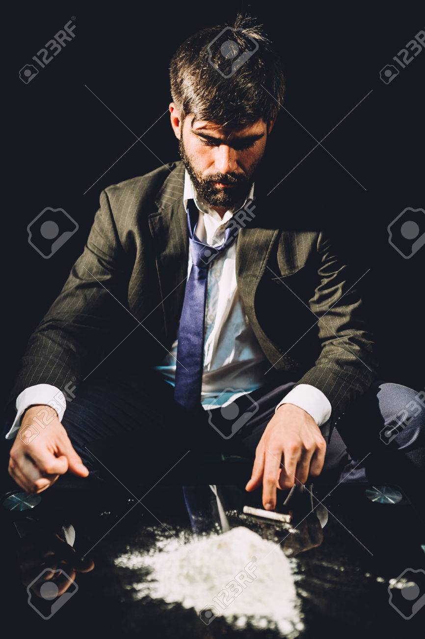 コカインのにおいを嗅ぐに準備する男 の写真素材 画像素材 Image コカインのにおいを嗅ぐに準備する男 の写真素材 画像素材 Image