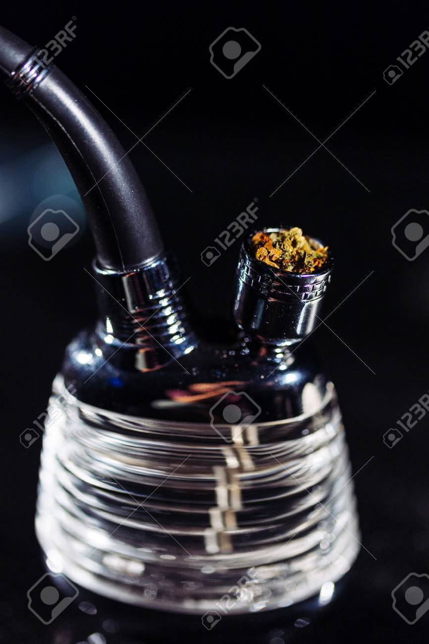 黒の背景に マリファナと美しいパイプ の写真素材 画像素材 Image 黒の背景に マリファナと美しいパイプ の写真素材 画像素材 Image