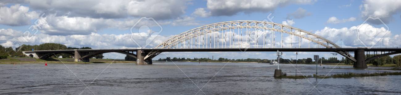 ナイメーヘンのワール橋します の写真素材 画像素材 Image