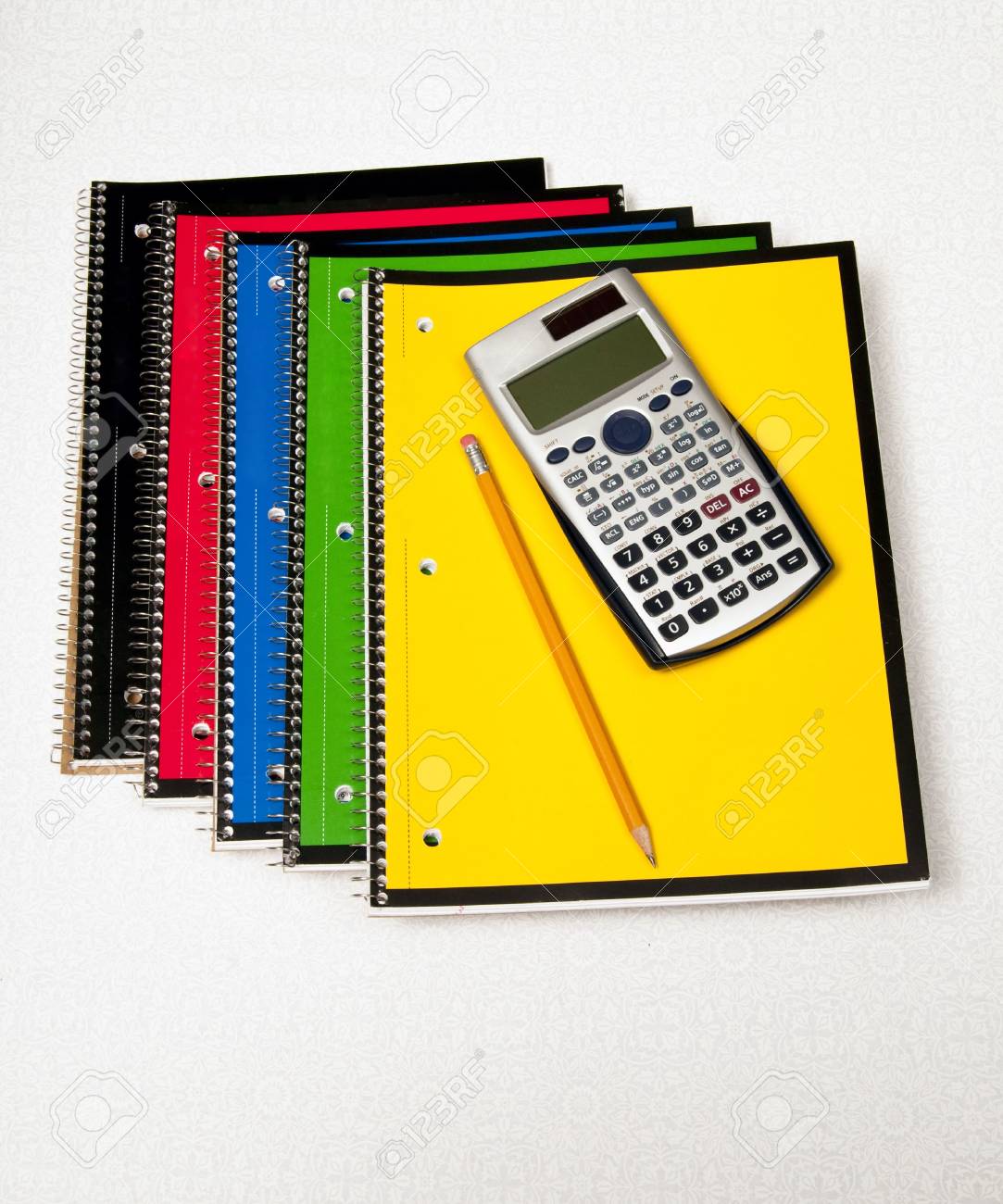 cinq ordinateurs portables et d un calculateur de prêt pour les
