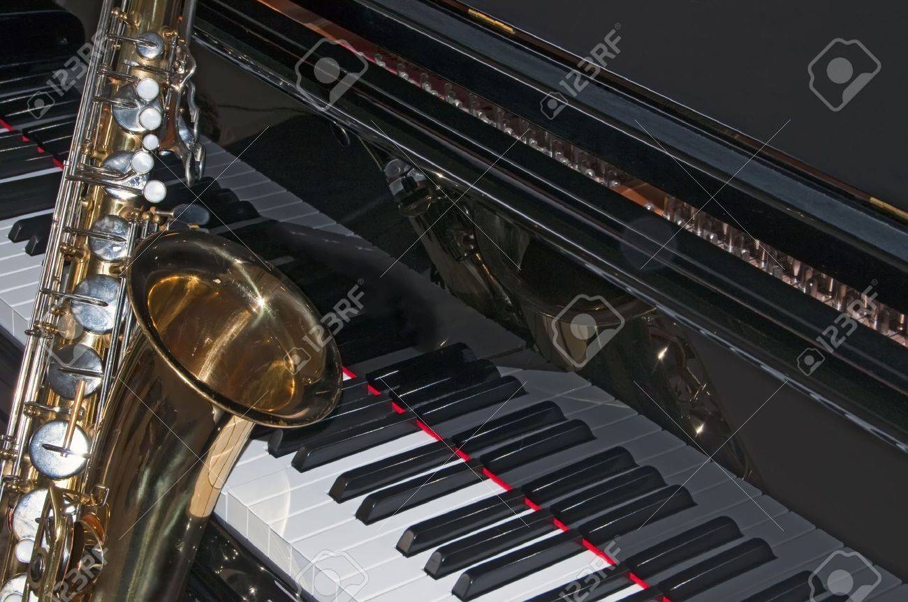 黒いグランド ピアノとテナー サックスのクローズ アップ の写真素材 画像素材 Image