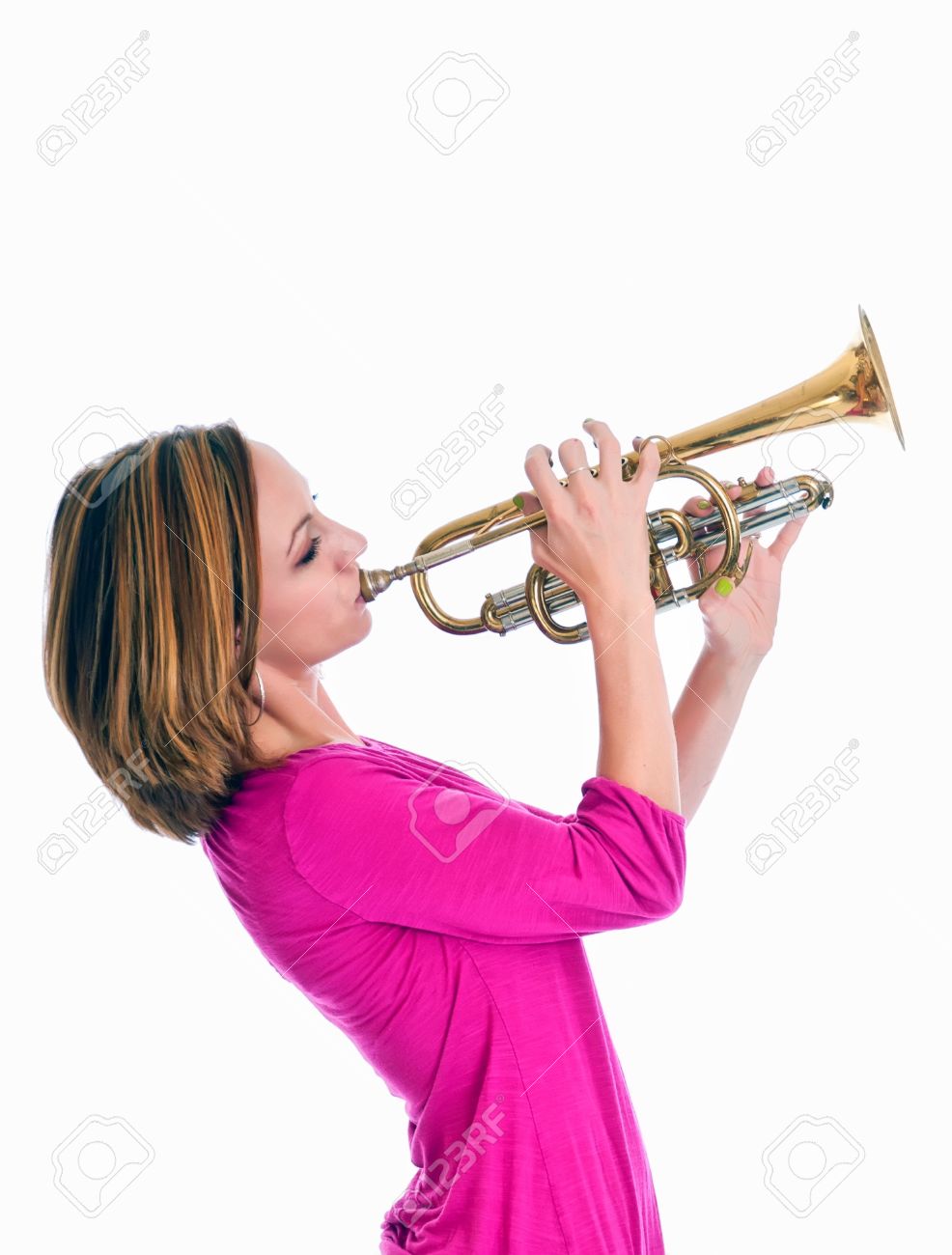 девушка играет на трубе. женщина с саксофоном. девушки играющие на трубах. девушки играющие на трубах. труба музыкальный инструмент с человеком.