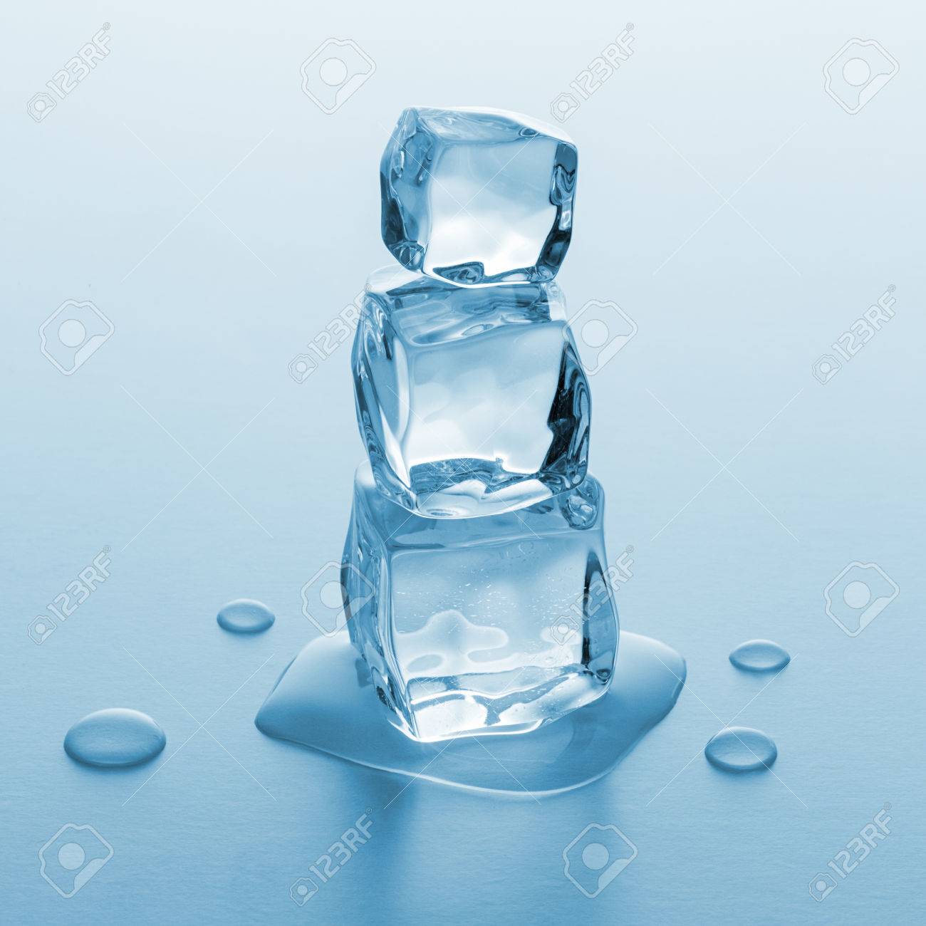 青のグラデーションの背景に異なる溶融氷の塔 の写真素材 画像素材 Image