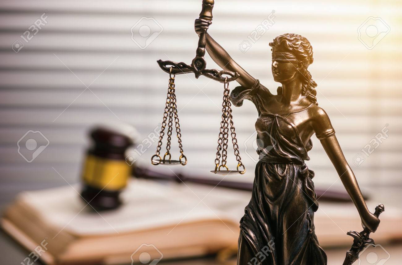 正義の女神像と裁判官の小槌 の写真素材 画像素材 Image