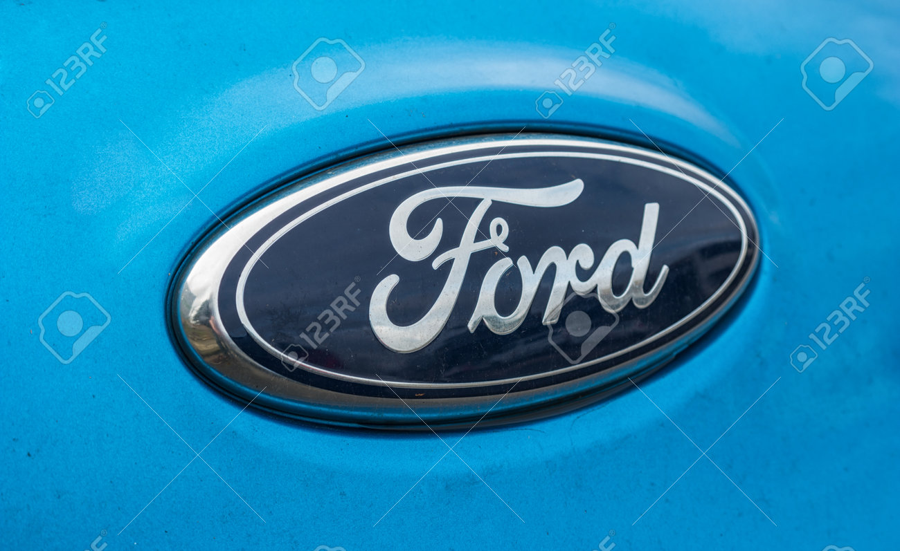 アーヘン ドイツの 17 年 2 月 フォード サイン クローズ アップ フォード モーター カンパニーは アメリカの多国籍自動車メーカーです フォードは第 2 位の米国ベースの自動車メーカーです の写真素材 画像素材 Image