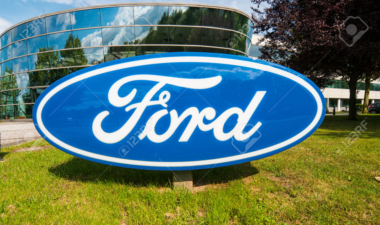 アーヘン ドイツの 4 月 17年 ディーラーの建物にフォードのロゴ フォード モーター カンパニーは ディアボーン ミシガン州に本社を置く アメリカの多国籍自動車メーカーです の写真素材 画像素材 Image