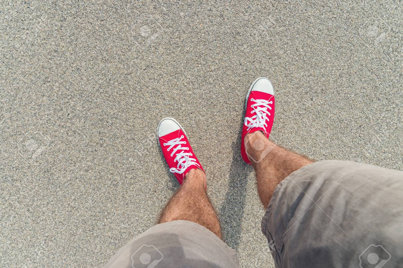 アスファルト地面 ハイアングル 上から個人的な川の上に立って赤のスニーカーで 10 代の人 の写真素材 画像素材 Image