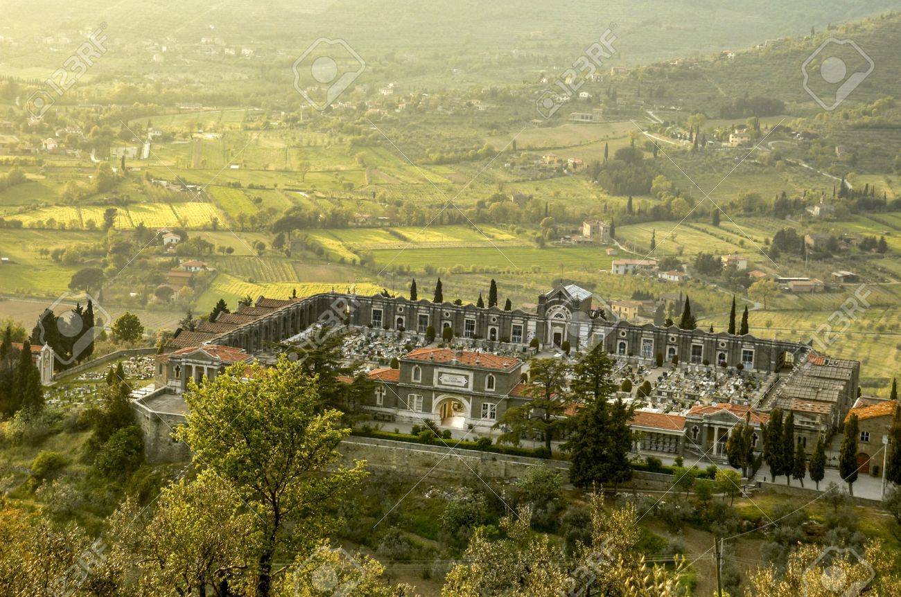 コルトーナ イタリアのトスカーナ地方の丘の村の壁に囲まれた墓地 の写真素材 画像素材 Image