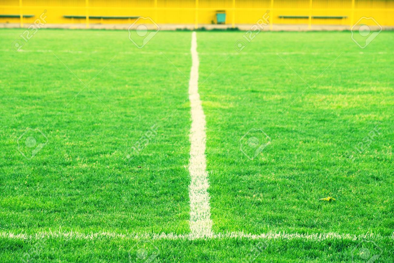 自然サッカー草に塗られた白い線のクロスします 緑の人工芝のテクスチャです の写真素材 画像素材 Image