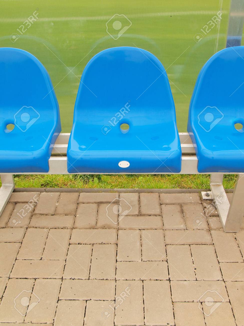 新しい青いプラスチックのシート 野外ステージ サッカー選手ベンチ 新しい塗料透明なプラスチック製の屋根下の椅子 の写真素材 画像素材 Image 49402655