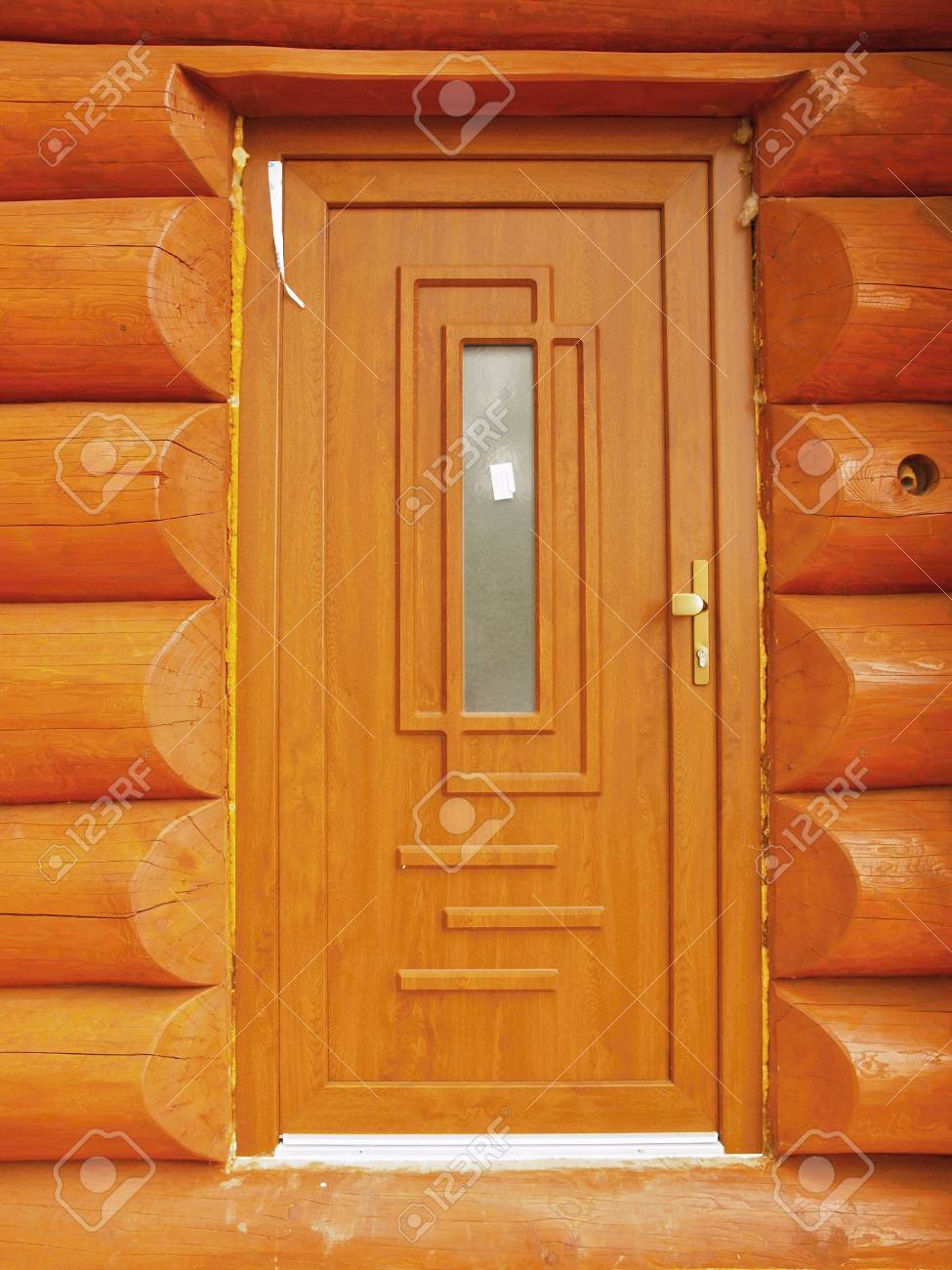 Detail Neu Gebautes Tür In Holzbalken Kabinenwand Gebaut. Lackiertem ... Detail Neu Gebautes Tür In Holzbalken Kabinenwand Gebaut. Lackiertem ...
