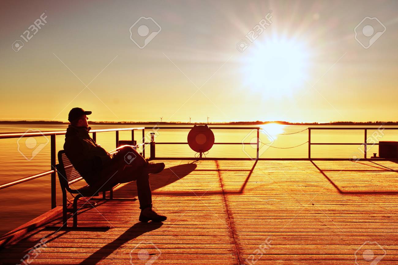 Tourist Sitzen Auf Kai Bau Und Geniessen Morgen Auf See Sonnig Klaren Blauen Himmel Glatte Wasserstand Lizenzfreie Fotos Bilder Und Stock Fotografie Image 52905569