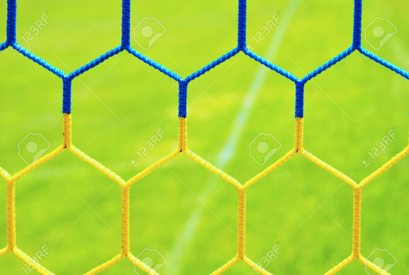 交差青黄色の詳細サッカー ネット バック グラウンドで遊び場に草ネットのゴールでサッカー ハニカム形状 の写真素材 画像素材 Image