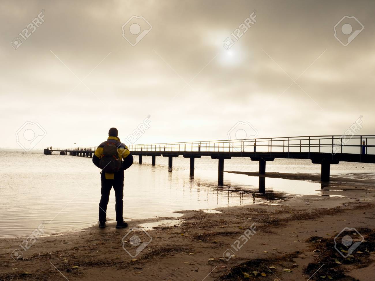 Promeneur Homme Avec Sac à Dos Autonome Sur La Plage De Sable Sale Et Regarder Le Lever Coloré Romantique Au Dessus En Bois Mer Bridgevintage Style