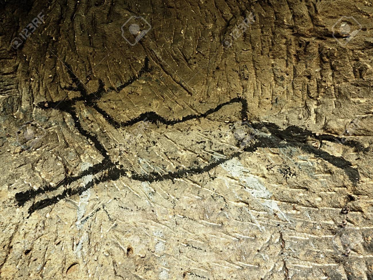 砂岩の壁の穴居人のシンボル 人間狩り 先史時代の絵のペイント 砂岩の壁 先史画像に鹿のカーボン ブラック ペイント 砂岩の洞窟の抽象芸術の 人類の歴史の発見 の写真素材 画像素材 Image 砂岩の壁の穴居人のシンボル 人間狩り 先史時代の絵のペイント 砂岩の壁 先史画像に鹿のカーボン ブラック ペイント 砂岩の洞窟の抽象芸術の 人類の歴史の発見 の写真素材 画像素材 Image