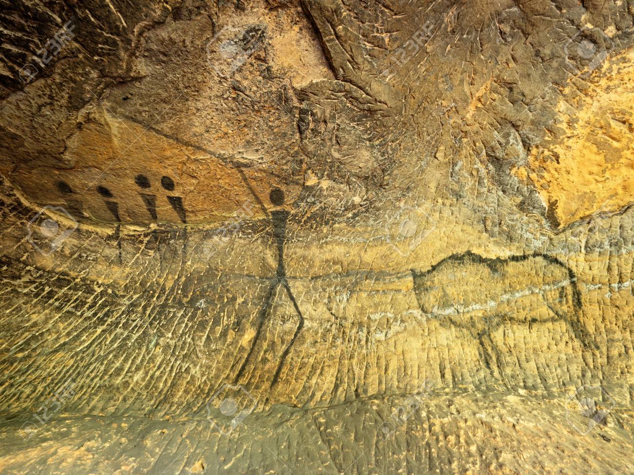 Caza De Bufalos Pintura De La Caza Humana En La Pared De Piedra