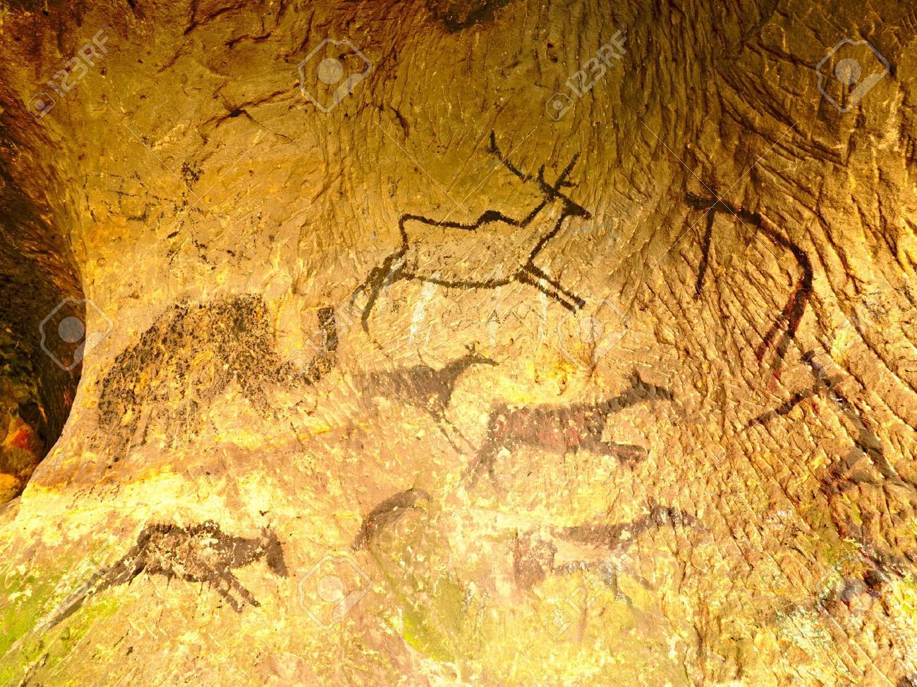 砂岩の洞窟で穴居人狩りの先史時代の塗料の発見 鹿 マンモスやトナカイの人間狩りのペイント 砂岩の洞窟で歴史的なカーボン ブラック抽象芸術にスポット ライト輝く の写真素材 画像素材 Image 砂岩の洞窟で穴居人狩りの先史時代の塗料の発見 鹿 マンモスやトナカイの人間狩りのペイント 砂岩の洞窟で歴史的なカーボン ブラック抽象芸術にスポット ライト輝く の写真素材 画像素材 Image