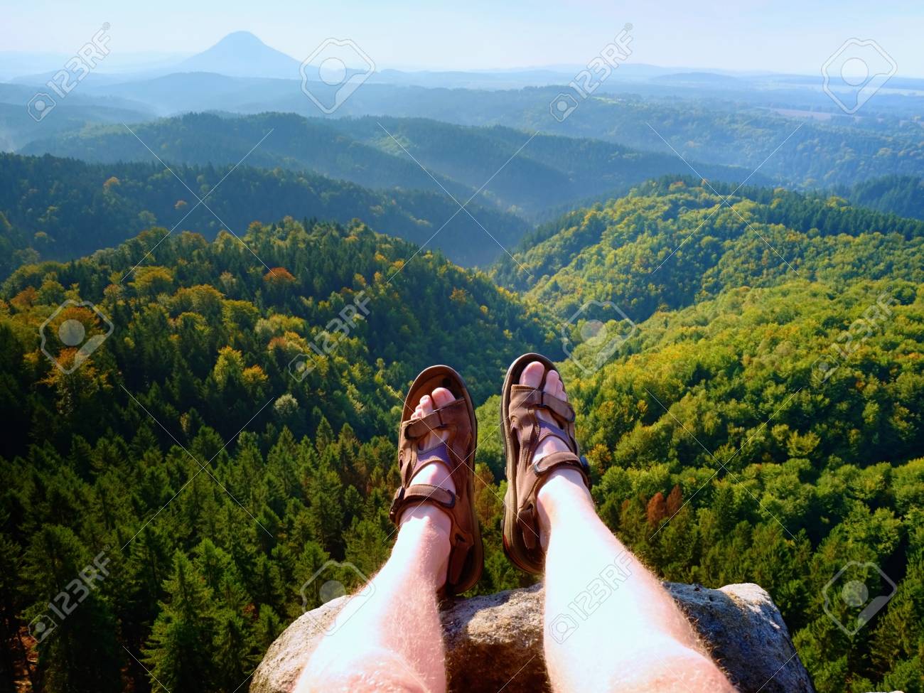 ピーク時のハイキングサンダルで長い疲れた裸の足 砂岩の岩のハイキング 背景に青い曇雲の丘陵風景 の写真素材 画像素材 Image ピーク時のハイキングサンダルで長い疲れた裸の足 砂岩の岩のハイキング 背景に青い曇雲の丘陵風景 の写真素材 画像素材 Image