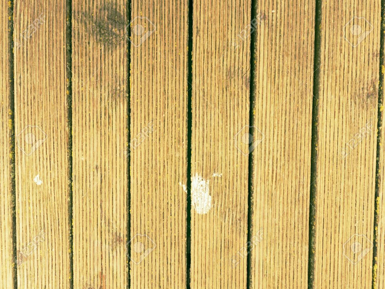 緑の苔または苔のカバーと自然な納屋の木の床 素朴な外観と苔むした苔むしたハードウッドの板やボード の写真素材 画像素材 Image