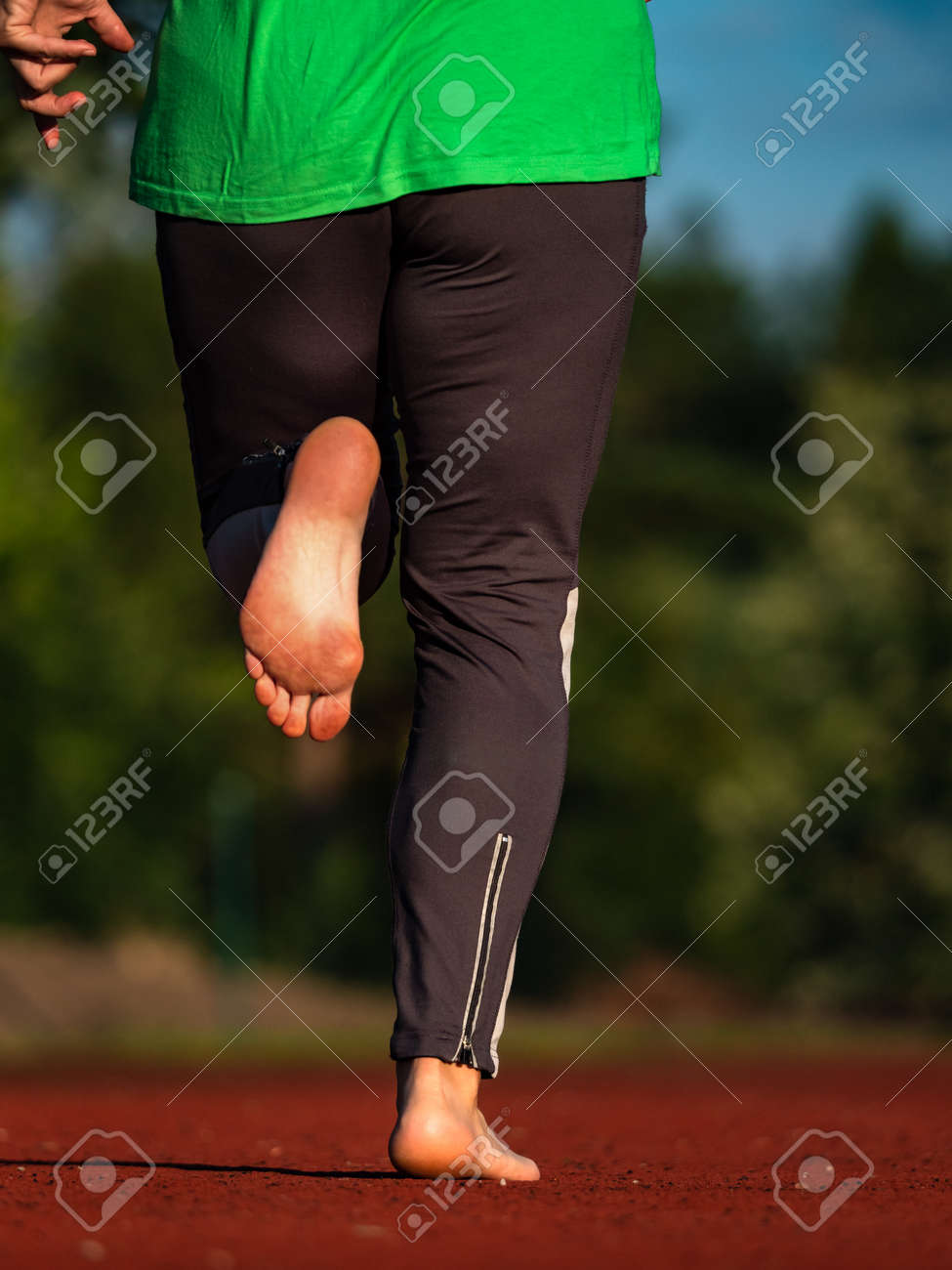 Correr Pies Descalzos Femeninos Polainas Largas. Madura Mantener La Condición. Fotos, Retratos, Imágenes Y Fotografía De Archivo Libres De Derecho. 173359452.