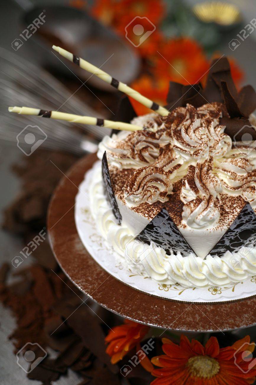白いチョコレート ストローで派手なケーキ の写真素材 画像素材 Image 白いチョコレート ストローで派手なケーキ の写真素材 画像素材 Image
