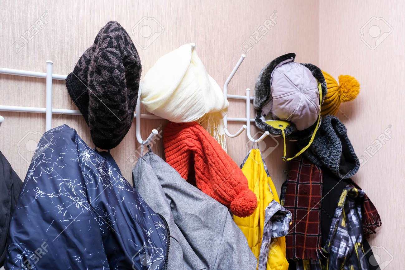 Muchos Abrigos Y Gorras De Invierno, Sombreros Colgados En Un Lío De Ganchos En Un Pasillo, Ropa De Abrigo Desordenada Fotos, Retratos, Imágenes Y Fotografía De Archivo Libres De Derecho. 165107488.