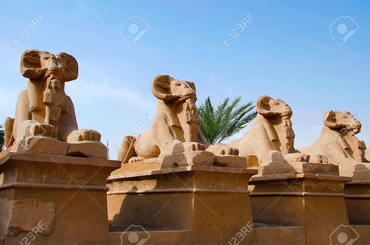 神アモン ラーのスフィンクスの回廊 ライオンの体と羊の頭 カルナック寺院コンプレックスの入り口に位置するネクタネブ王によって行われた彼自身の寺院を保護するために の写真素材 画像素材 Image