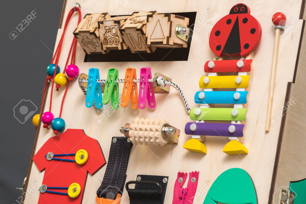 木の板のおもちゃのキット の写真素材 画像素材 Image