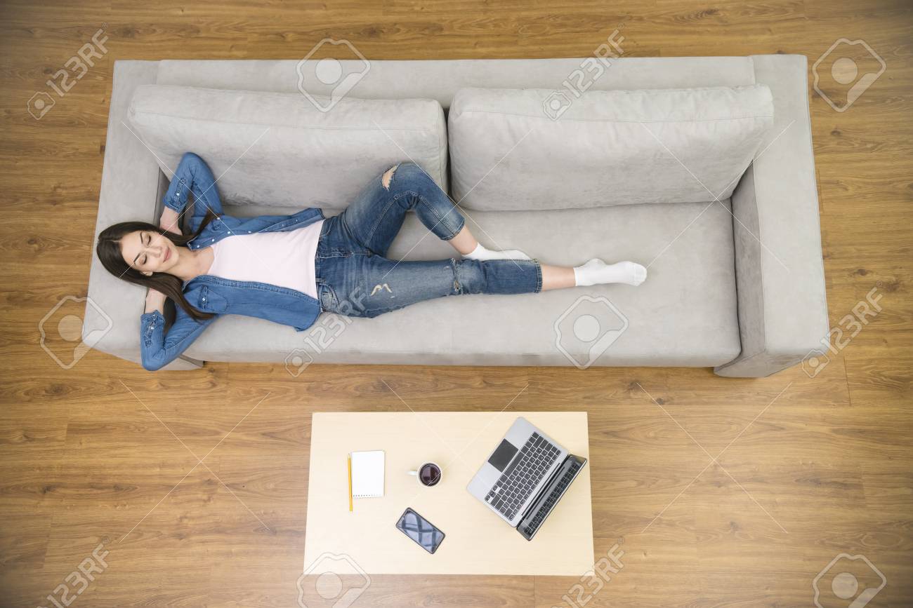 ソファで寝ている女性フリーランサー 上からの眺め の写真素材 画像素材 Image ソファで寝ている女性フリーランサー 上からの眺め の写真素材 画像素材 Image