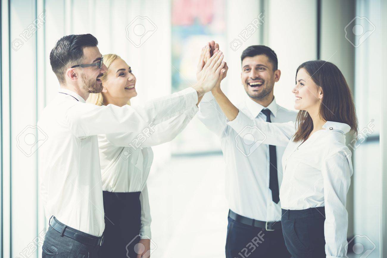 笑顔4人のビジネスマンがオフィスで挨拶 の写真素材 画像素材 Image