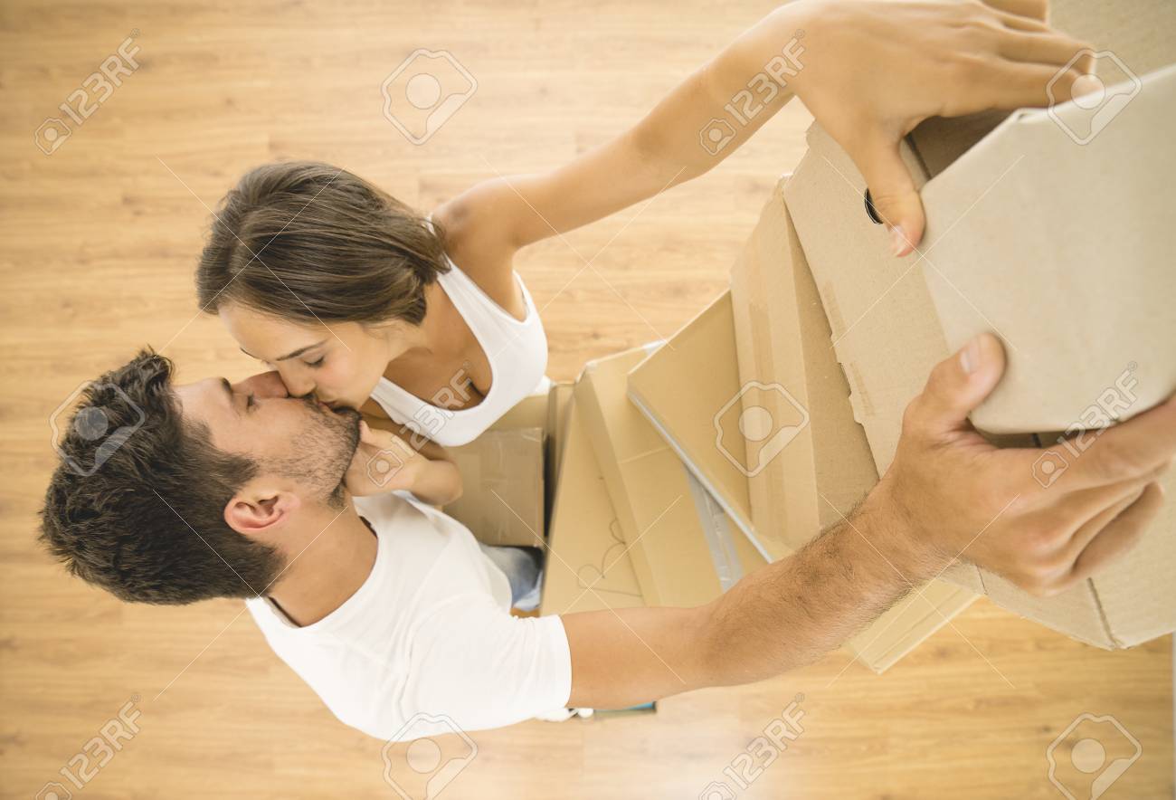 男と女が ボックスを保持してキスします 上からの眺め の写真素材 画像素材 Image 男と女が ボックスを保持してキスします 上からの眺め の写真素材 画像素材 Image