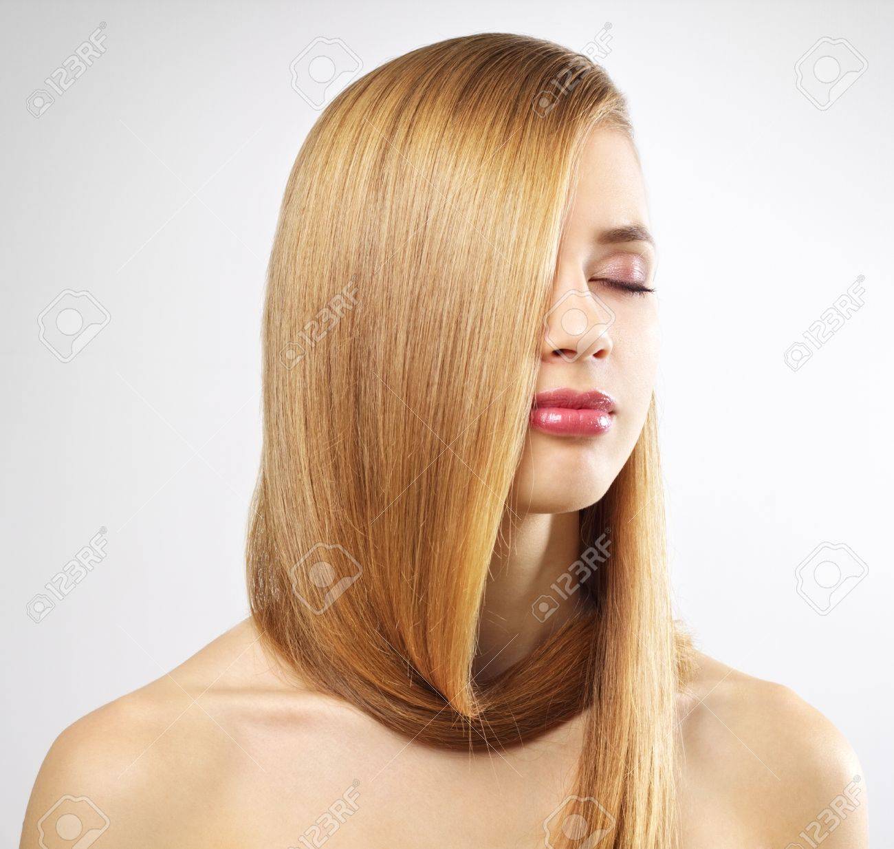 背景が灰色の長い髪とかわいい女の子 の写真素材 画像素材 Image 背景が灰色の長い髪とかわいい女の子 の写真素材 画像素材 Image