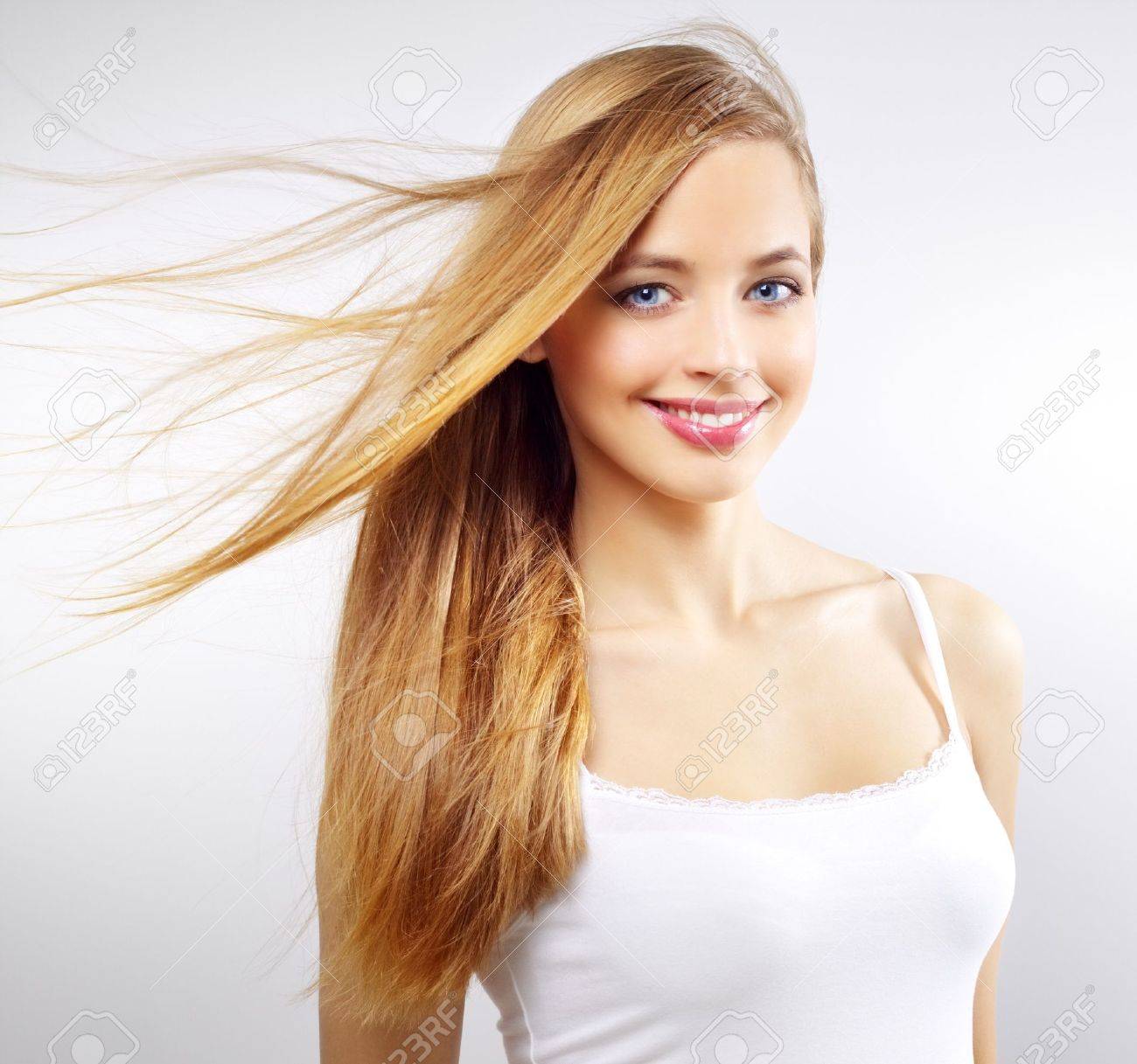 背景が灰色の長い髪とかわいい女の子 の写真素材 画像素材 Image 背景が灰色の長い髪とかわいい女の子 の写真素材 画像素材 Image