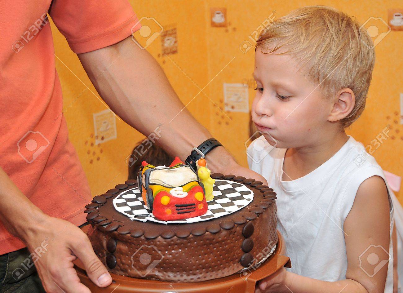 Garcon Soufflant Des Bougies Sur Un Gateau D Anniversaire Il A Deja 6 Ans Banque D Images Et Photos Libres De Droits Image