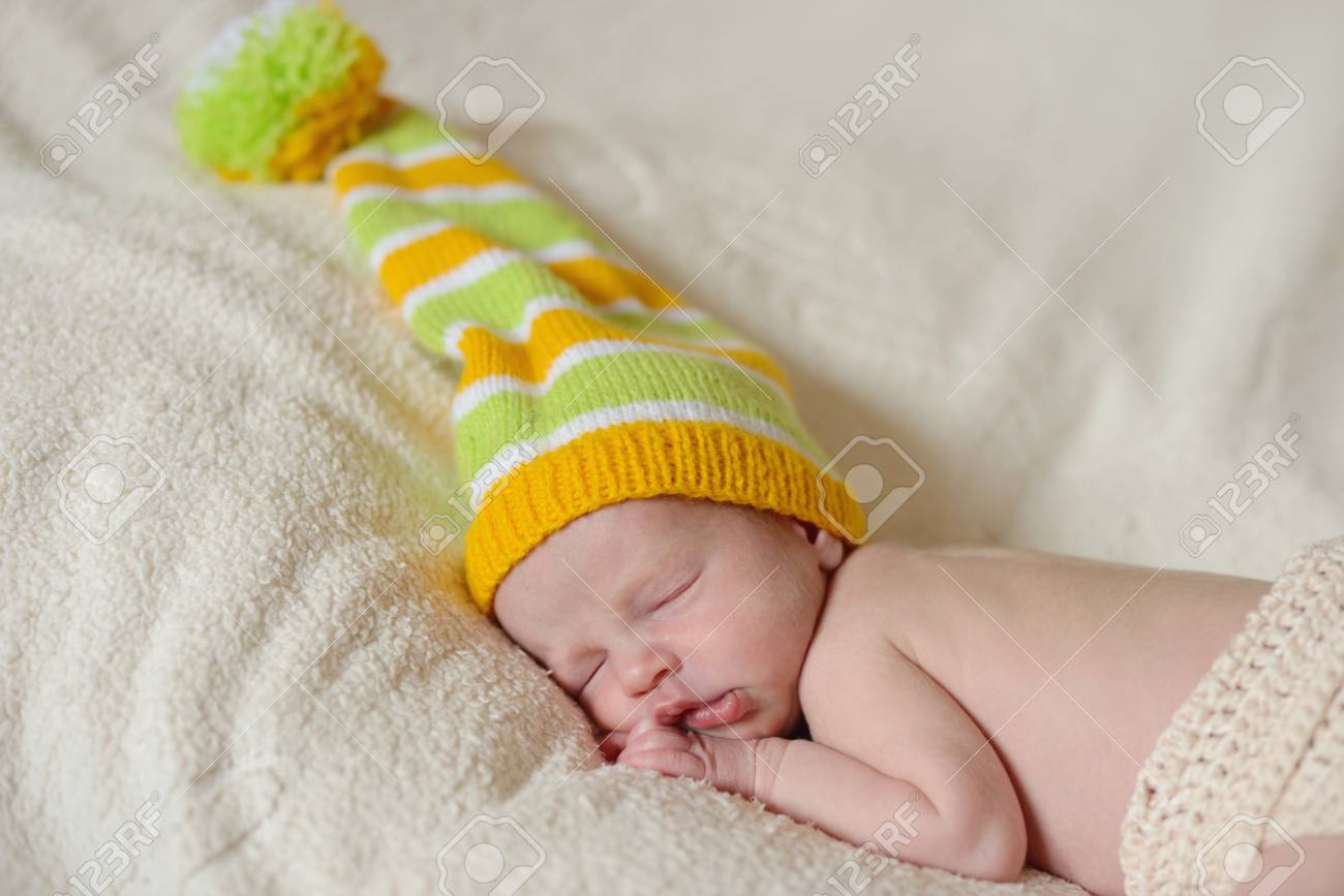 長い帽子をストライプ面白い新生児を着て寝ています の写真素材 画像素材 Image