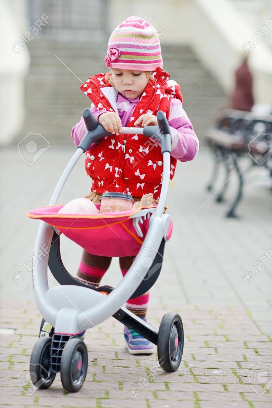 bebe avec poussette jouet
