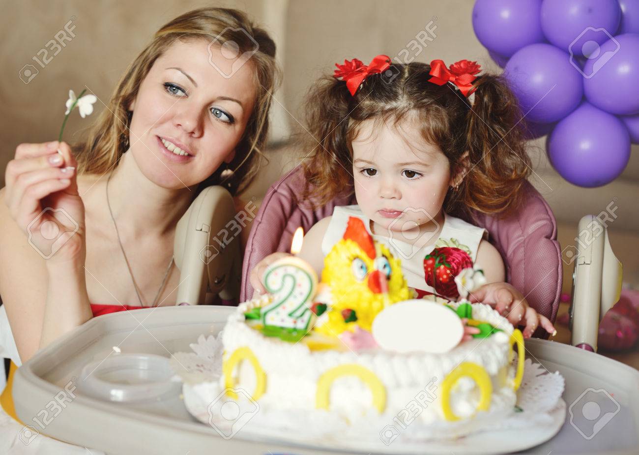 幼児の女の子 Anf 誕生日ケーキと座っている彼女の母 の写真素材 画像素材 Image