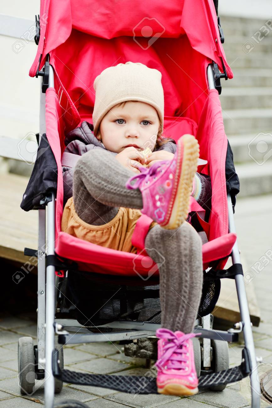 ベビーカーに座っているようなかわいい幼児の女の子 の写真素材 画像素材 Image