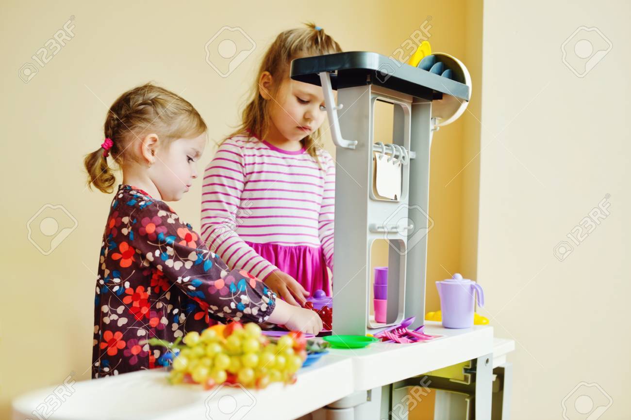 toddler toy kitchen