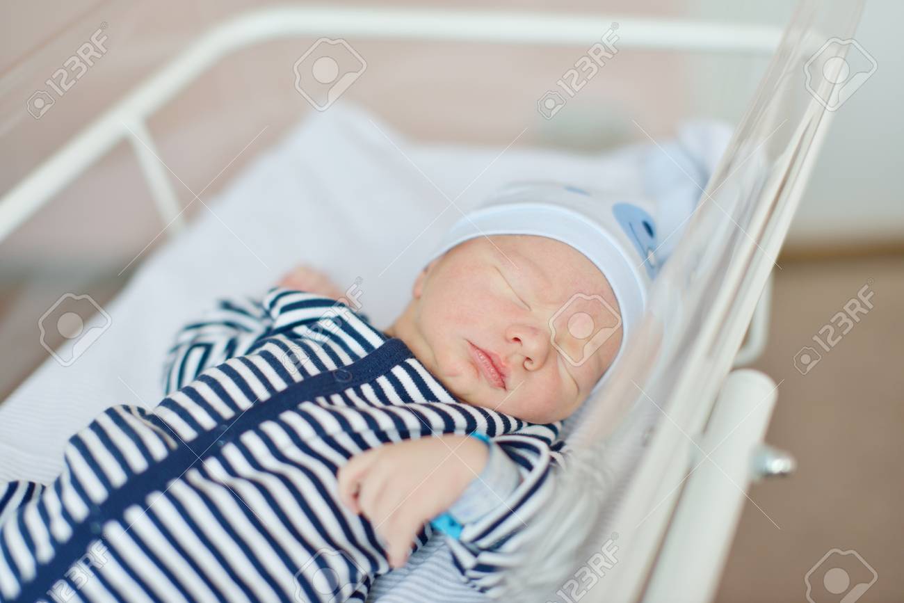 生まれたばかりの赤ちゃんの出生前の病院のベビーベッドに敷設 の写真素材 画像素材 Image