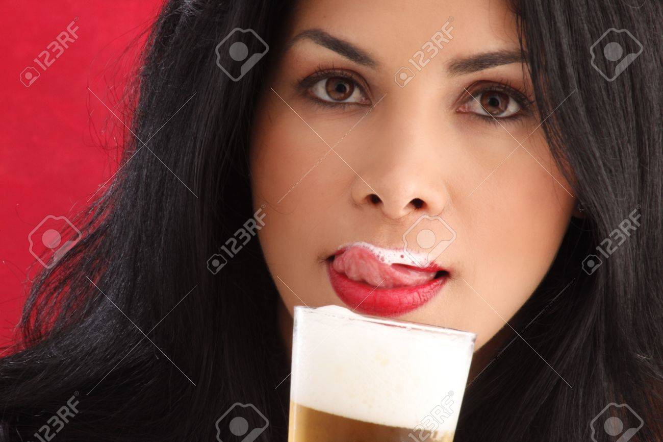 かわいいブルネット ビールを飲むと彼女の口から泡を好き の写真素材 画像素材 Image